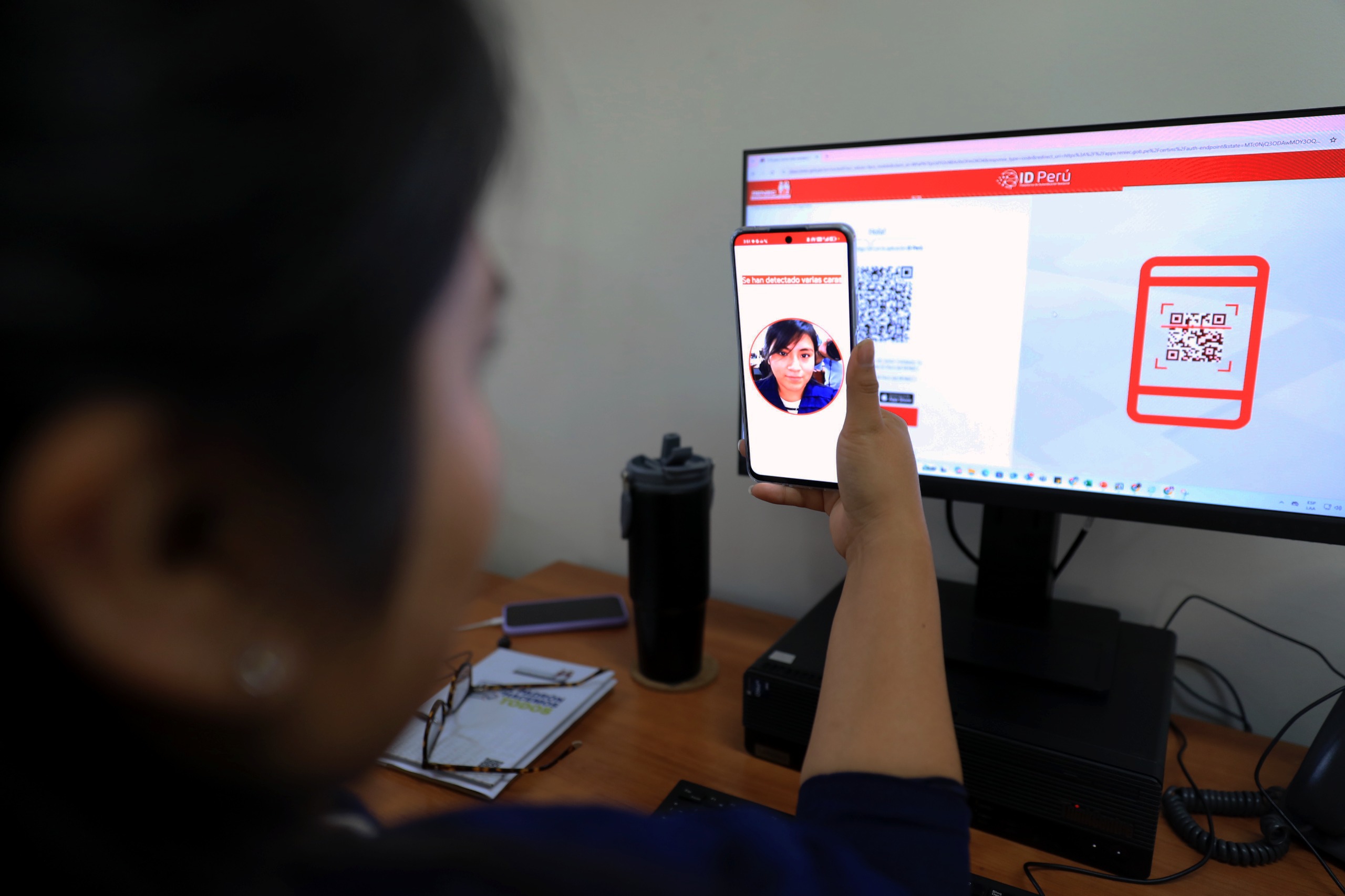 Ciudadana usando la plataforma virtual ID Perú