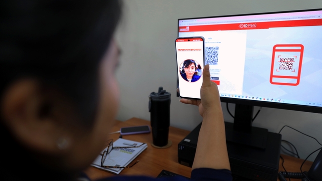 Ciudadana usando la plataforma virtual ID Perú 