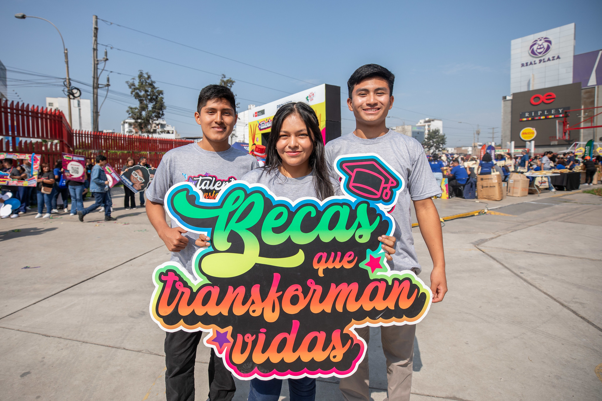 Hasta el 2026 se entregarán 50 000 becas a jóvenes en situación de pobreza o vulnerable