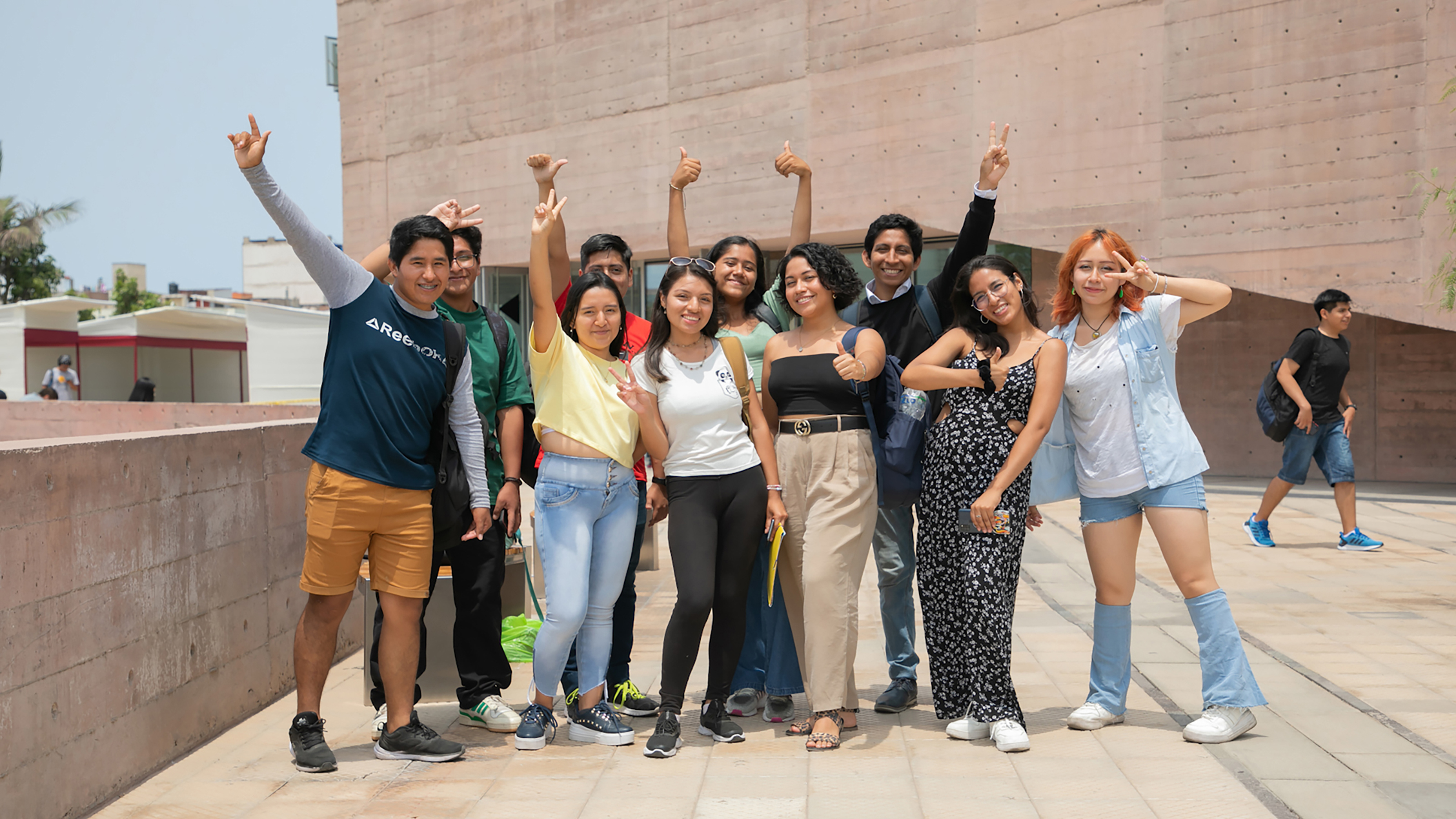 Hasta el 2026 se entregarán 50 000 becas a jóvenes en situación de pobreza o vulnerable