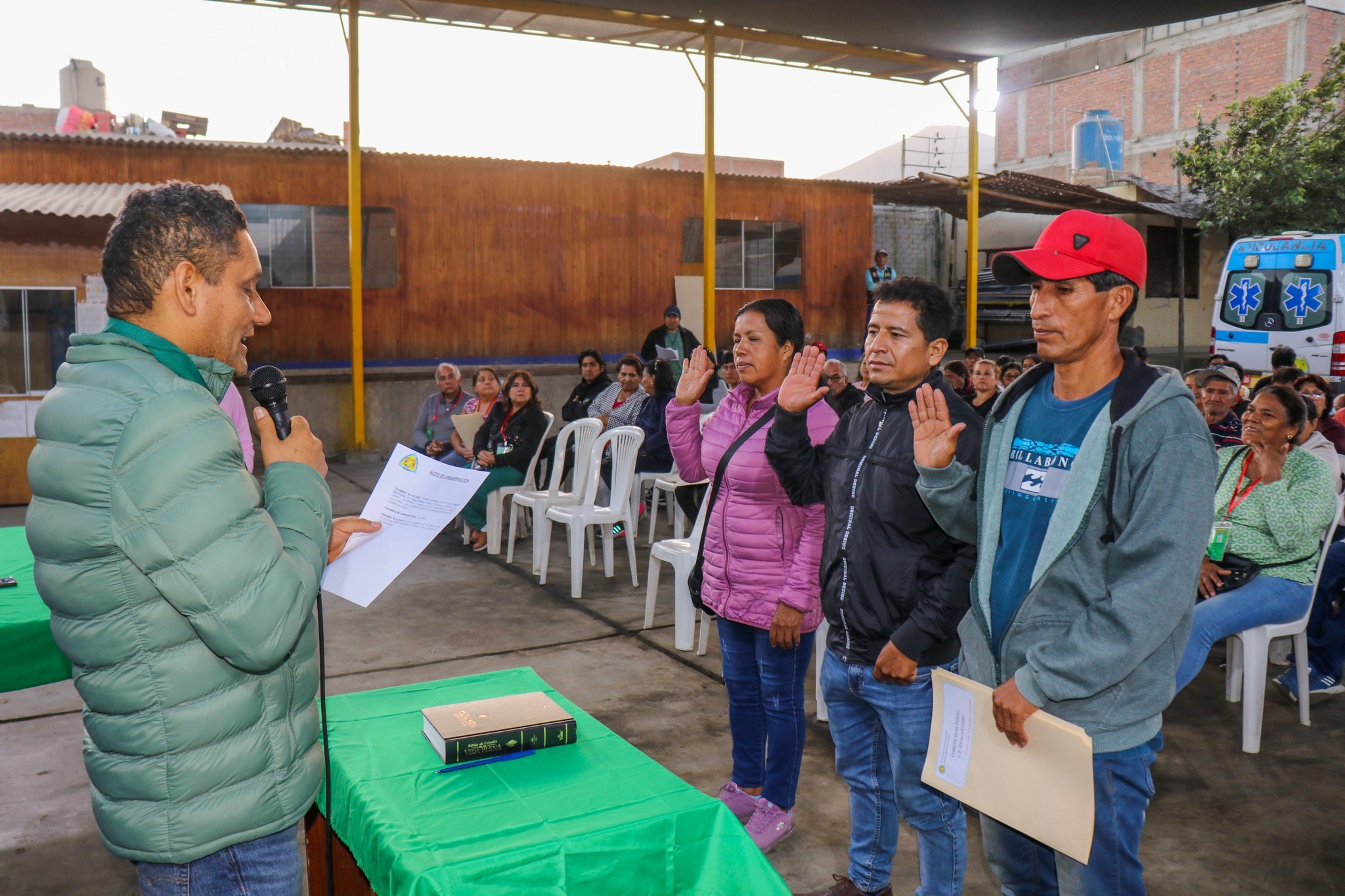 alcalde juramentando a los vecinos