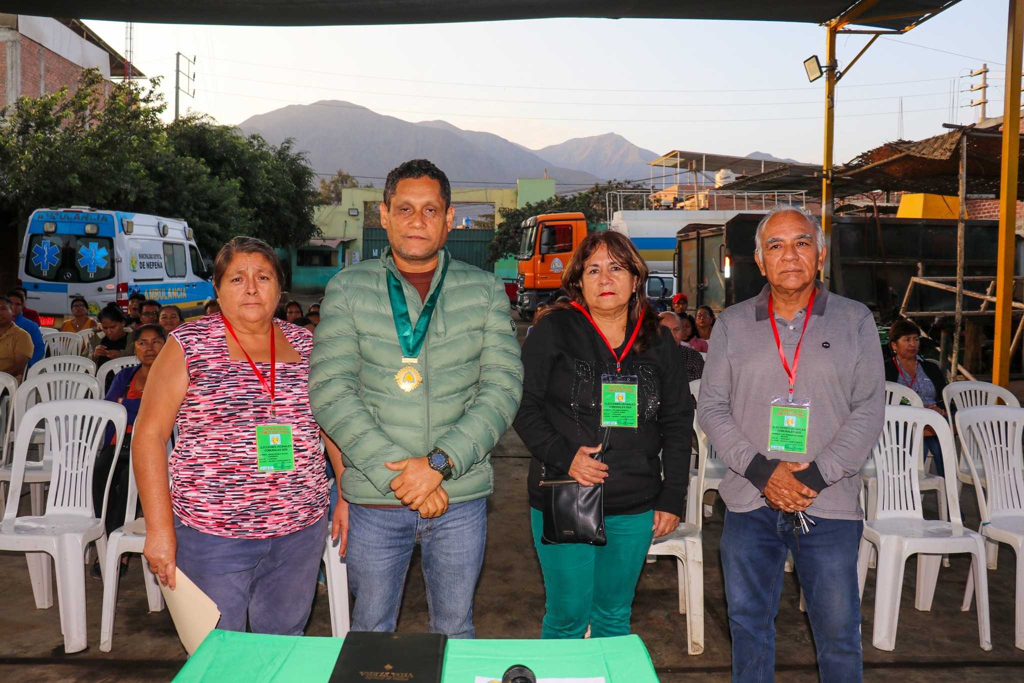 alcalde y los integrantes del comité vecinal