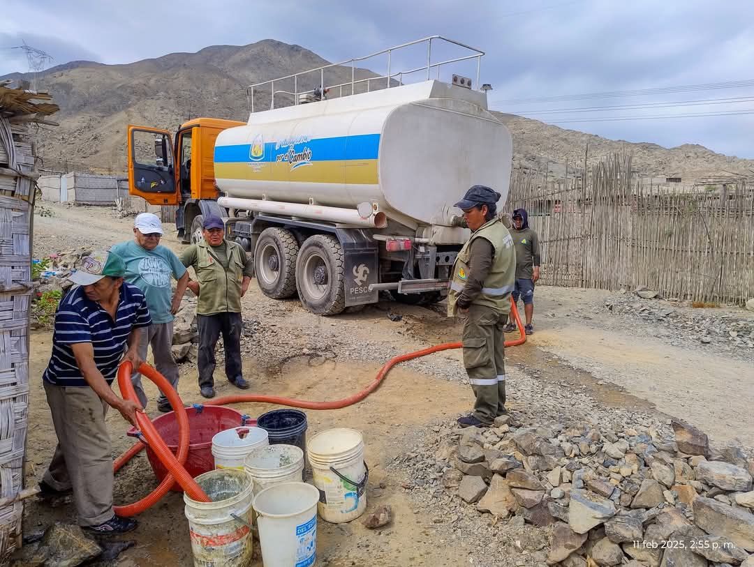 personal con la cisterna repartiendo agua