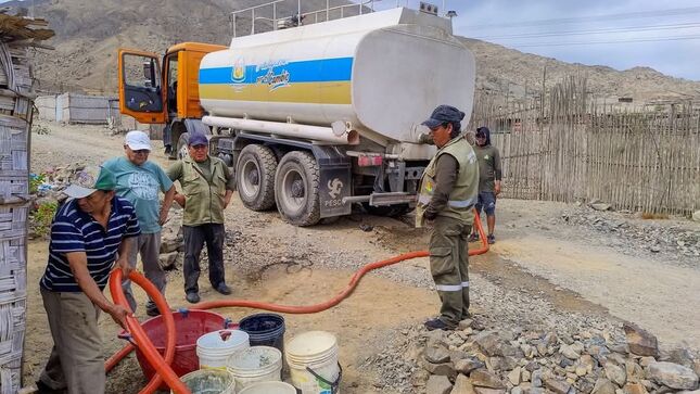 personal con la cisterna repartiendo agua