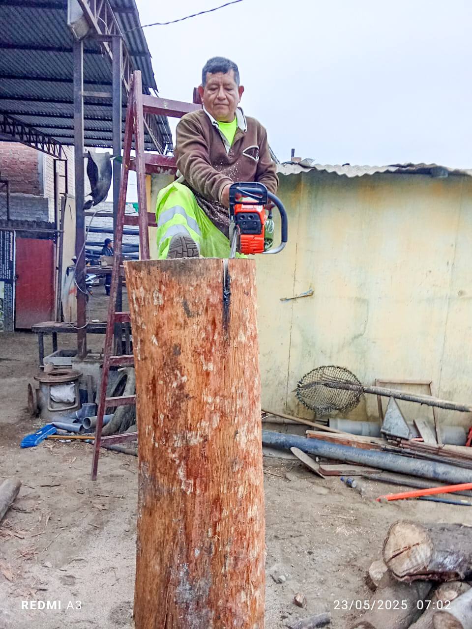 personal cortando un tronco