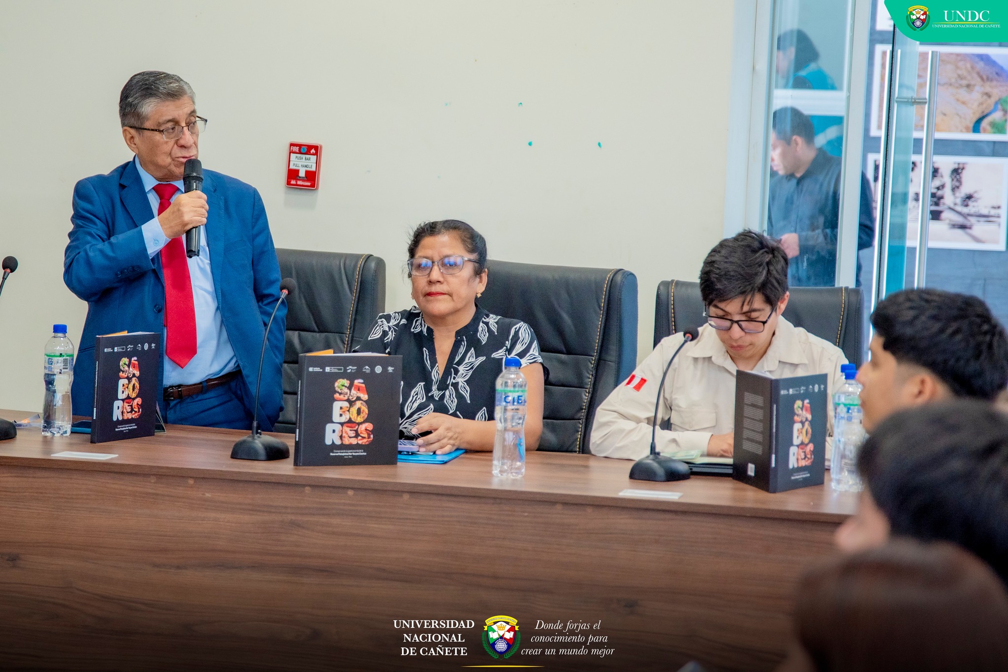 Presidente de la Comisiรณn Organizadora, acompaรฑado de la Alcaldesa de Nuevo Imperial y representante de SERNANP