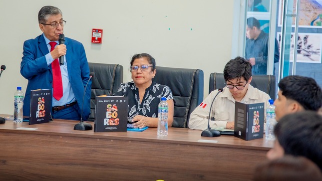Presidente de la Comisión Organizadora, acompañado de la Alcaldesa de Nuevo Imperial y representante de SERNANP