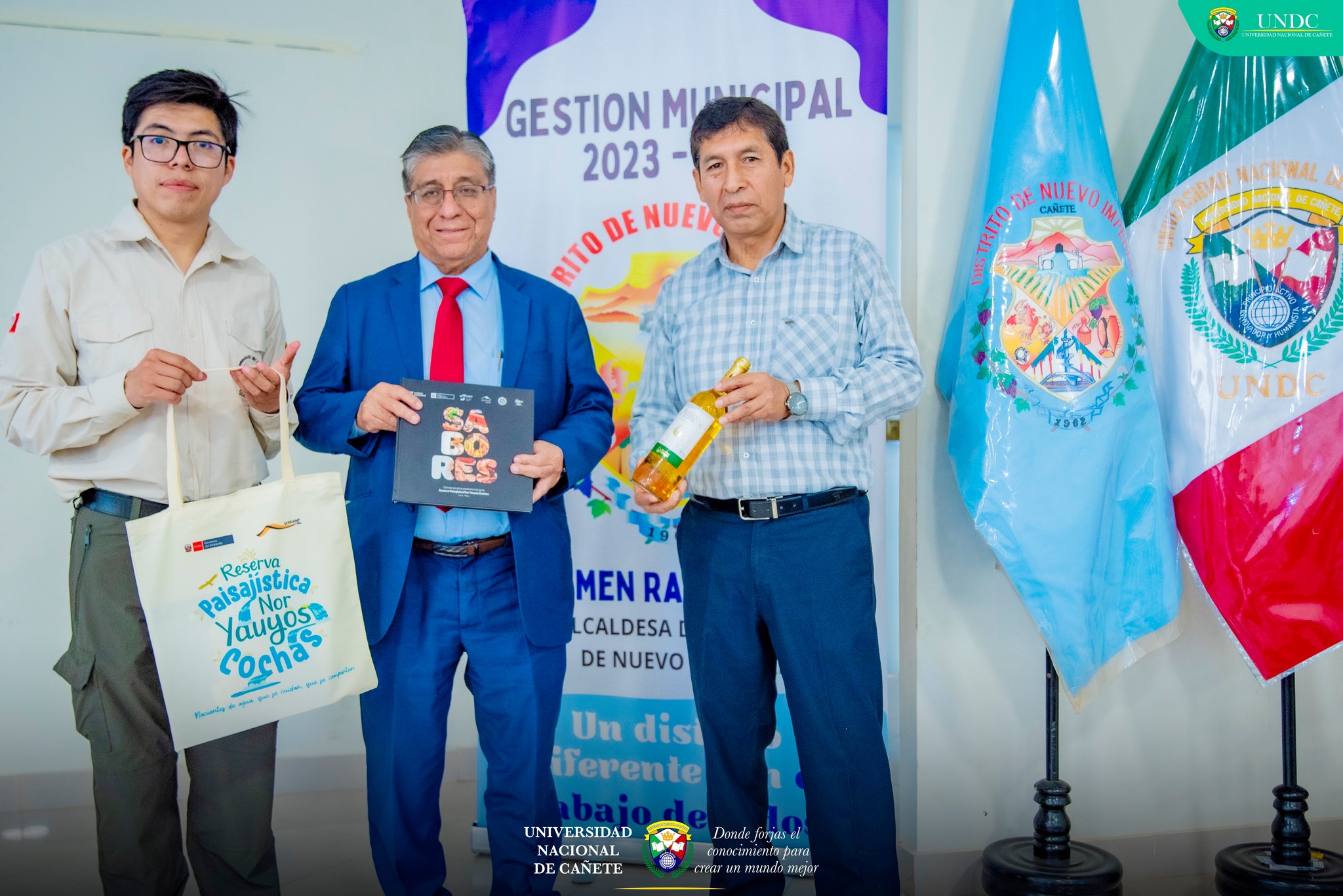 Presidente de la Comisiรณn Organizadora, acompaรฑado de autoridades del distrito de Nuevo Imperial y representante de SERNANP