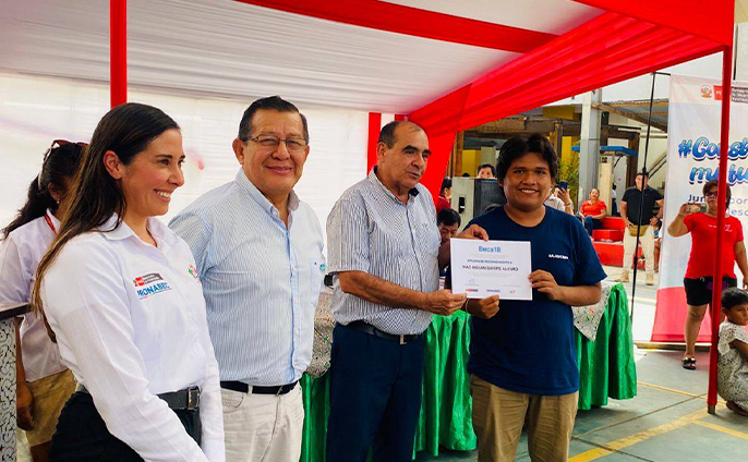 fotos del lanzamiento del programa Beca 18 y una feria vocacional en la I.E. 2 de Mayo