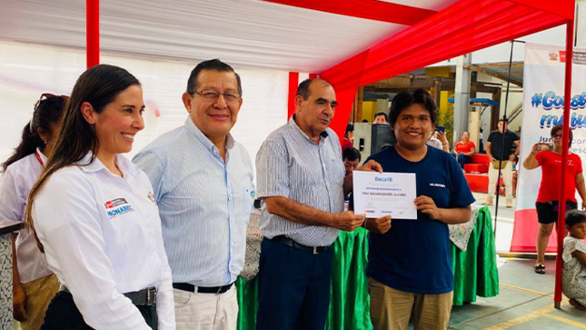 fotos del lanzamiento del programa Beca 18 y una feria vocacional en la I.E. 2 de Mayo