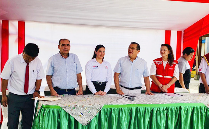 fotos del lanzamiento del programa Beca 18 y una feria vocacional en la I.E. 2 de Mayo