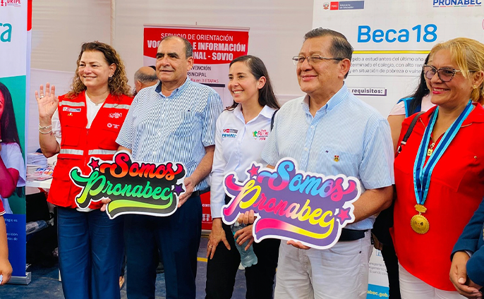 fotos del lanzamiento del programa Beca 18 y una feria vocacional en la I.E. 2 de Mayo
