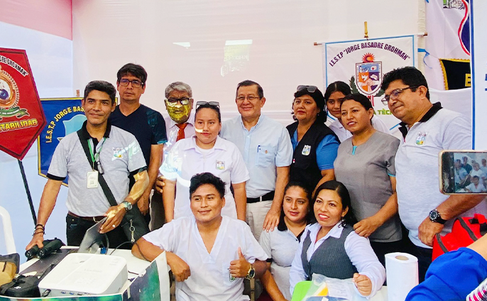 fotos del lanzamiento del programa Beca 18 y una feria vocacional en la I.E. 2 de Mayo