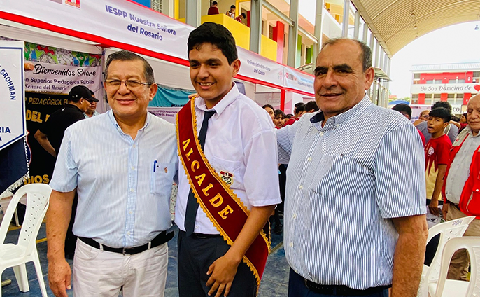 fotos del lanzamiento del programa Beca 18 y una feria vocacional en la I.E. 2 de Mayo