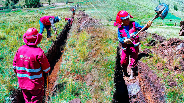 Por disposición del gobernador regional del Cusco, el director ejecutivo del Plan MERISS, en compañía del director de Infraestructura Hidráulica, realizó una visita inopinada al Proyecto de Riego Maranganí con el objetivo de verificar el estado actual de la obra y coordinar acciones inmediatas para agilizar el reinicio de los trabajos físicos.
 
El Proyecto de Riego Maranganí, considerado estratégico para el desarrollo agrícola de la zona, deberá ser culminado antes de finalizar el presente año, en cumplimiento a las directivas establecidas por el gobernador regional. Esta importante obra beneficiará directamente a más de 250 familias del distrito de Maranganí, en la provincia de Canchis, mediante la implementación de un sistema de riego tecnificado que permitirá ampliar la frontera agrícola a más de 325 hectáreas.
 
Con esta intervención, el Gobierno Regional Cusco reafirma su firme compromiso con el fortalecimiento del sector agrario, priorizando obras que promuevan el uso eficiente del agua, impulsen la producción agrícola sostenible y mejoren la calidad de vida de cientos de familias campesinas.