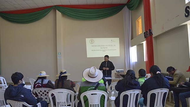 Persona exponiendo 