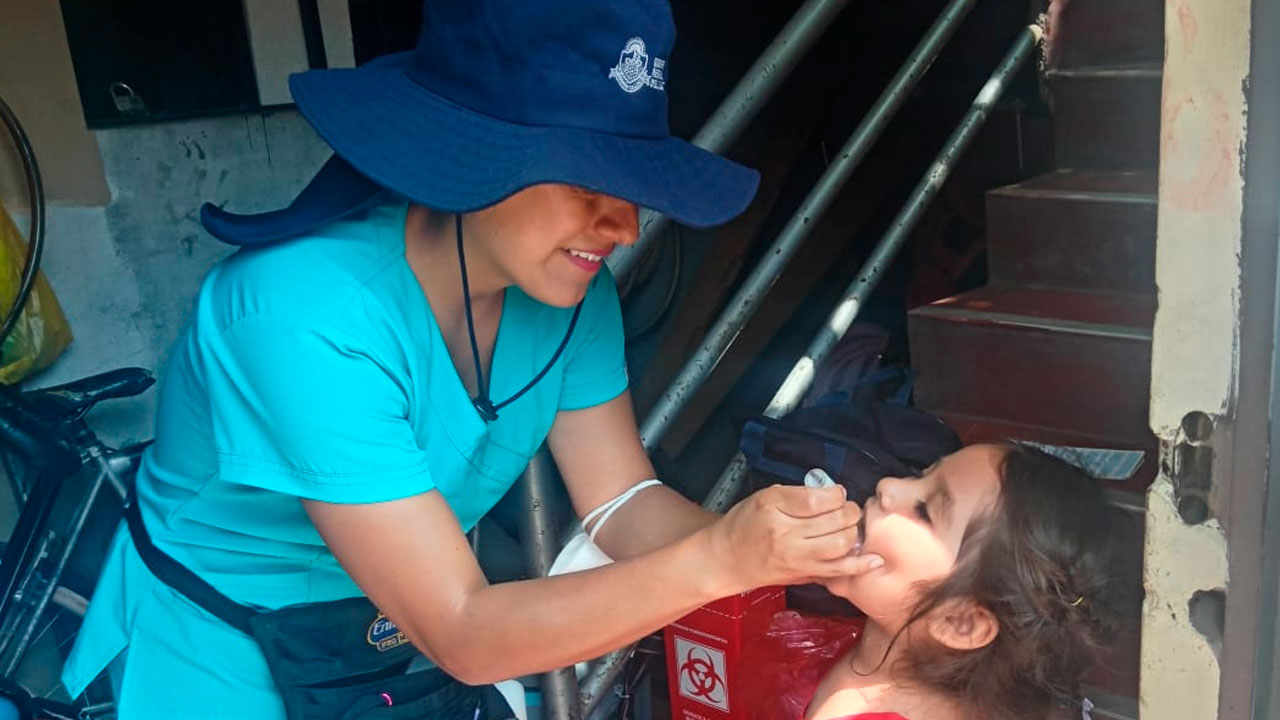 Vacunacion a niños contra la tos ferina y sarampión