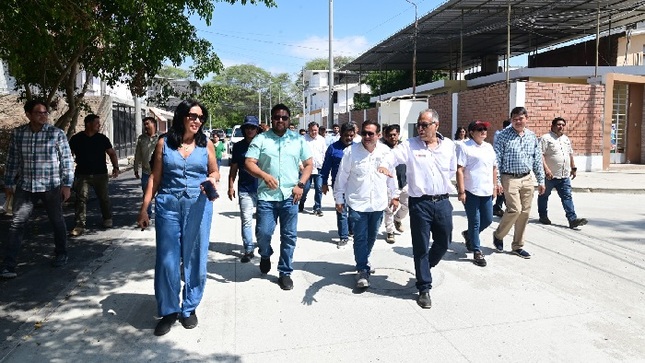Supervisan mantenimiento vial Los Geranios