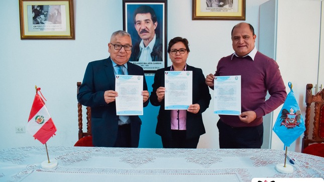 🔵𝗘𝗗𝗨𝗖𝗔𝗖𝗜𝗢́𝗡 𝗦𝗜𝗡 𝗕𝗔𝗥𝗥𝗘𝗥𝗔𝗦: 𝗠𝗨𝗡𝗜𝗖𝗜𝗣𝗔𝗟𝗜𝗗𝗔𝗗 𝗗𝗘 𝗦𝗜𝗛𝗨𝗔𝗦 𝗚𝗔𝗥𝗔𝗡𝗧𝗜𝗭𝗔 𝗧𝗥𝗔𝗡𝗦𝗣𝗢𝗥𝗧𝗘 𝗘𝗦𝗖𝗢𝗟𝗔𝗥 𝗬 𝗥𝗘𝗦𝗣𝗔𝗟𝗗𝗔 𝗖𝗥𝗘𝗔𝗖𝗜𝗢́𝗡 𝗗𝗘𝗟 𝗖𝗘𝗕𝗘
𝗣𝗼𝗿𝗾𝘂𝗲 𝗻𝗶𝗻𝗴𝘂́𝗻 𝗲𝘀𝘁𝘂𝗱𝗶𝗮𝗻𝘁𝗲 𝗱𝗲𝗯𝗲 𝗾𝘂𝗲𝗱𝗮𝗿𝘀𝗲 𝗮𝘁𝗿𝗮́𝘀, 𝗹𝗮 𝗠𝘂𝗻𝗶𝗰𝗶𝗽𝗮𝗹𝗶𝗱𝗮𝗱 𝗣𝗿𝗼𝘃𝗶𝗻𝗰𝗶𝗮𝗹 𝗱𝗲 𝗦𝗶𝗵𝘂𝗮𝘀 𝗱𝗮 𝘂𝗻 𝗽𝗮𝘀𝗼 𝗳𝗶𝗿𝗺𝗲 𝗵𝗮𝗰𝗶𝗮 𝗹𝗮 𝗲𝗾𝘂𝗶𝗱𝗮𝗱 𝗲𝗱𝘂𝗰𝗮𝘁𝗶𝘃𝗮. 𝗔 𝘁𝗿𝗮𝘃𝗲́𝘀 𝗱𝗲 𝗰𝗼𝗻𝘃𝗲𝗻𝗶𝗼𝘀 𝘀𝘂𝘀𝗰𝗿𝗶𝘁𝗼𝘀 𝗰𝗼𝗻 𝗹𝗮 𝗨𝗻𝗶𝗱𝗮𝗱 𝗱𝗲 𝗚𝗲𝘀𝘁𝗶𝗼́𝗻 𝗘𝗱𝘂𝗰𝗮𝘁𝗶𝘃𝗮 𝗟𝗼𝗰𝗮𝗹 (𝗨𝗚𝗘𝗟) 𝗦𝗶𝗵𝘂𝗮𝘀, 𝘀𝗲 𝗽𝗼𝗻𝗱𝗿𝗮́ 𝗲𝗻 𝗺𝗮𝗿𝗰𝗵𝗮 𝗲𝗹 𝘀𝗲𝗿𝘃𝗶𝗰𝗶𝗼 𝗱𝗲 𝘁𝗿𝗮𝗻𝘀𝗽𝗼𝗿𝘁𝗲 𝗽𝗮𝗿𝗮 𝗲𝘀𝗰𝗼𝗹𝗮𝗿𝗲𝘀 𝗱𝗲 𝗰𝗮𝘀𝗲𝗿𝗶́𝗼𝘀 𝘆 𝘀𝗲 𝗿𝗲𝗮𝗳𝗶𝗿𝗺𝗮 𝗲𝗹 𝗰𝗼𝗺𝗽𝗿𝗼𝗺𝗶𝘀𝗼 𝗰𝗼𝗻 𝗹𝗮 𝗮𝘁𝗲𝗻𝗰𝗶𝗼́𝗻 𝗮 𝗻𝗶𝗻̃𝗼𝘀 𝘆 𝗻𝗶𝗻̃𝗮𝘀 𝗰𝗼𝗻 𝗱𝗶𝘀𝗰𝗮𝗽𝗮𝗰𝗶𝗱𝗮𝗱.
𝑆𝑖𝘩𝑢𝑎𝑠, 𝟸𝟼 𝑑𝑒 𝑚𝑎𝑦𝑜 𝑑𝑒 𝟸𝟶𝟸𝟻. Bajo el liderazgo del alcalde Mag. Demetrio Buiza Picón, el gobierno local ha ratificado su compromiso con el sector educativo mediante la firma de dos convenios de cooperación interinstitucional con la UGEL Sihuas, representada por su director, Mag. Nicolás Zambrano Valdiviezo. Estos acuerdos fortalecen el acceso y la inclusión educativa en beneficio directo de escolares del distrito.
📌𝗠𝗼𝘃𝗶𝗹𝗶𝗱𝗮𝗱 𝗽𝗮𝗿𝗮 𝗲𝘀𝘁𝘂𝗱𝗶𝗮𝗻𝘁𝗲𝘀 𝗱𝗲 𝗰𝗮𝘀𝗲𝗿𝗶́𝗼𝘀
El Convenio Marco de Cooperación Interinstitucional, aprobado por unanimidad mediante el Acuerdo de Concejo Municipal N.º 024-2025-MPS/CM, garantiza el servicio de movilidad escolar a 59 estudiantes de nivel secundario que viven en los caseríos del distrito y estudian en la I.E. Emblemática Capitán Marcelino Valverde Solórzano y la I.E. N.º 84165 Asteria Castro Pareja.
Este servicio entrará en funcionamiento desde junio y se brindará hasta diciembre, al finalizar el año escolar. La movilidad recogerá a los estudiantes en puntos estratégicos para llevarlos a sus centros educativos y, al concluir las clases, retornarlos a sus lugares de origen, asegurando un traslado seguro y oportuno.
📌𝗔𝗽𝗼𝘆𝗼 𝗽𝗮𝗿𝗮 𝗲𝗹 𝗳𝘂𝗻𝗰𝗶𝗼𝗻𝗮𝗺𝗶𝗲𝗻𝘁𝗼 𝗱𝗲𝗹 𝗖𝗘𝗕𝗘 𝗲𝗻 𝗦𝗶𝗵𝘂𝗮𝘀
Asimismo, se renovó el Convenio Marco de Cooperación Interinstitucional para la creación y funcionamiento del Centro de Educación Básica Especial (CEBE) en la provincia de Sihuas, aprobado mediante el Acuerdo Municipal N.º 023-2025-MPS/CM.
Este convenio, firmado por segundo año consecutivo, ratifica el compromiso del gobierno local en la inclusión de niñas, niños y adolescentes con discapacidad.  Aunque la UGEL aún se encuentra en etapa de gestión ante el Ministerio de Educación, desde la Municipalidad se ha reiterado el respaldo para cubrir el pago del personal docente especializado que brindará atención en dicho centro.
“Desde el gobierno local seguimos impulsando acciones que permitan garantizar una educación con equidad, calidad e inclusión, especialmente para nuestros estudiantes de zonas rurales y aquellos con necesidades especiales”, manifestó la autoridad edil tras la firma de los convenios.
Con estas medidas, la comuna provincial busca reducir las brechas educativas, contribuir al desarrollo integral de la niñez y adolescencia e impulsar una educación más justa para toda la población sihuasina.
