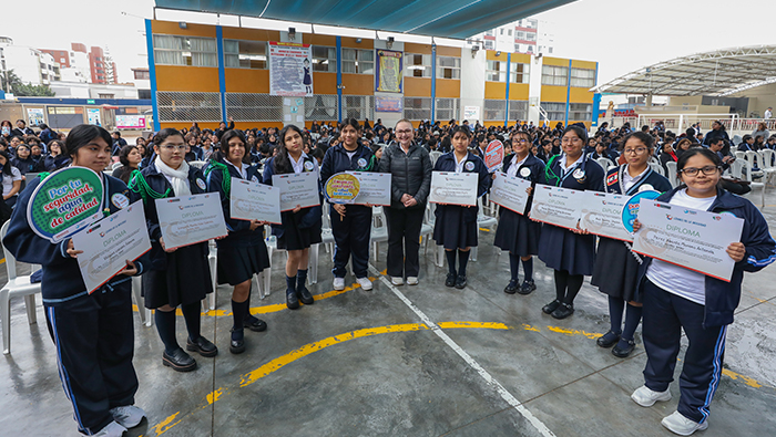 Sanipes designa a 10 lideresas escolares para promover la inocuidad alimentaria y sensibiliza a más de 850 estudiantes