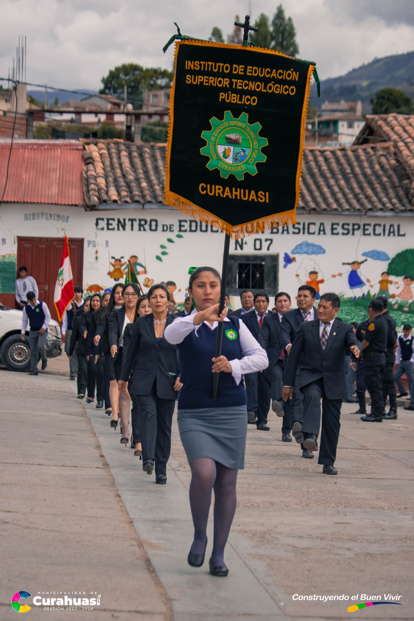 Desfile Cรญvico por el 36ยบ Aniversario del IESTP Curahuasi