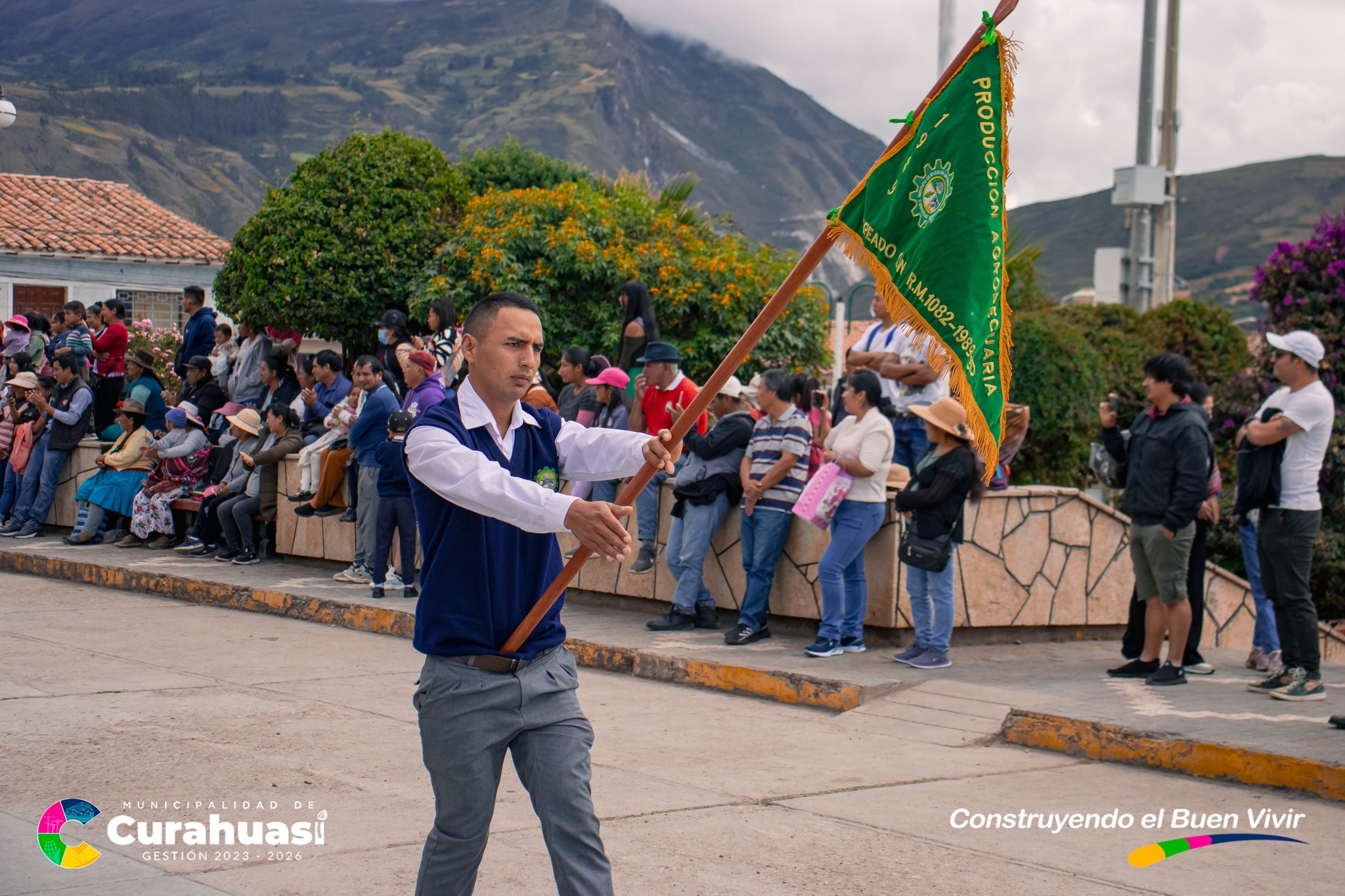 Desfile Cรญvico por el 36ยบ Aniversario del IESTP Curahuasi