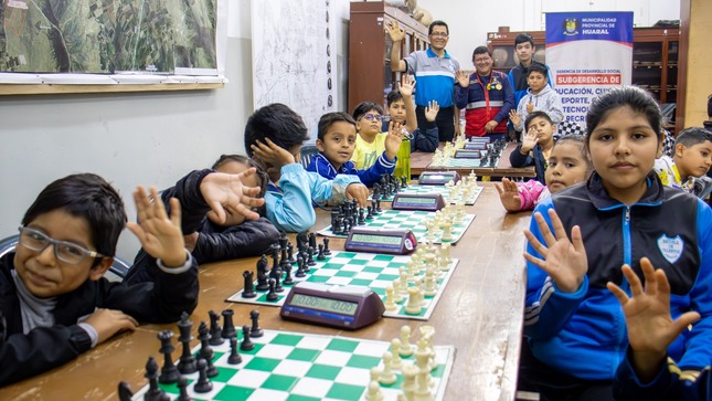 Niños y niñas de la escuela municipal destacan en primer torneo de ajedrez