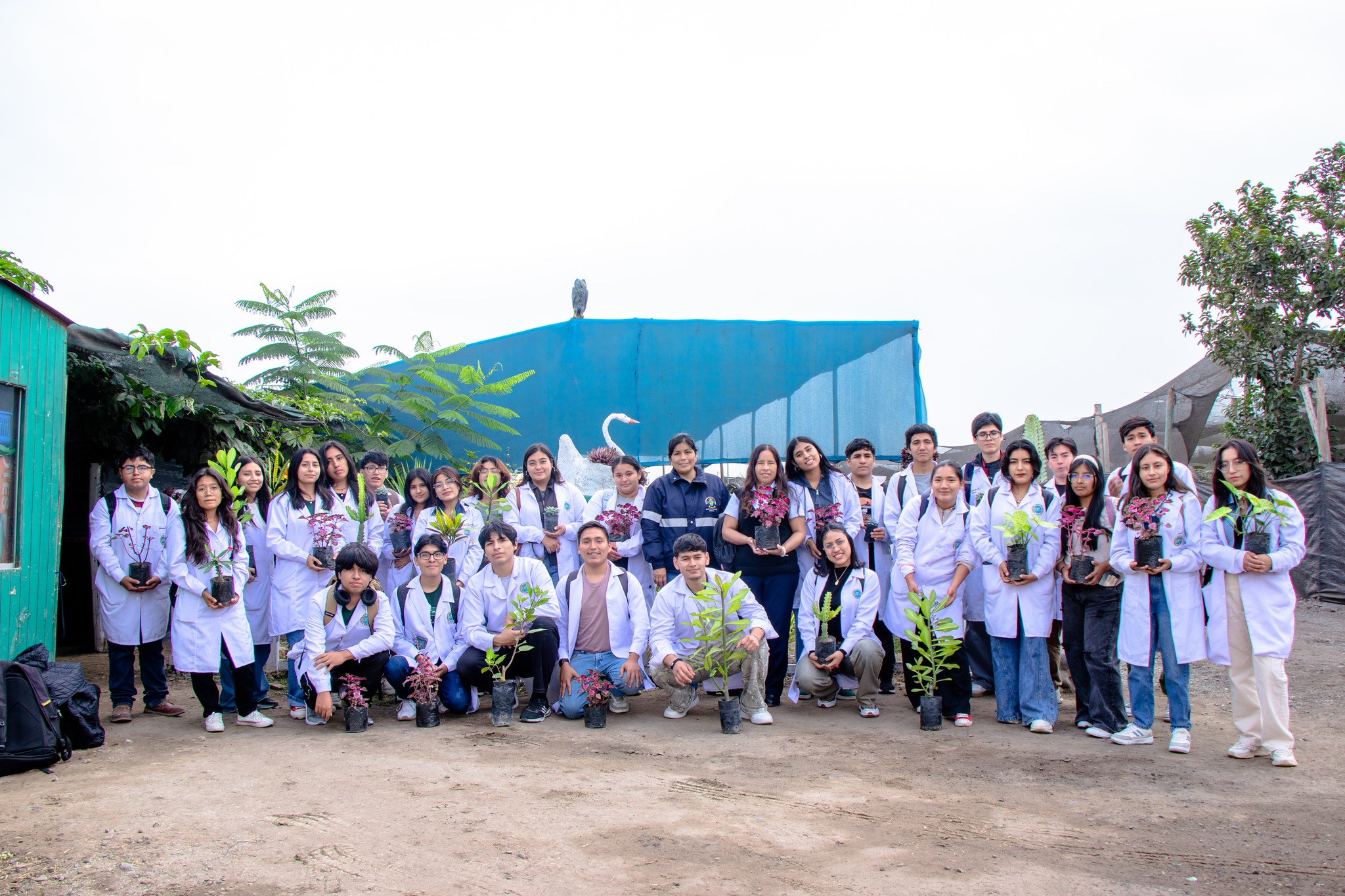 Alumnos de la universidad nacional José Faustino Sánchez Carrión visitan vivero municipal y planta de valorización
