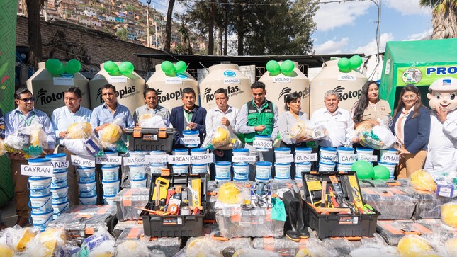 Fotografía de entrega de herramientas, equipos de protección personal e insumos de cloración