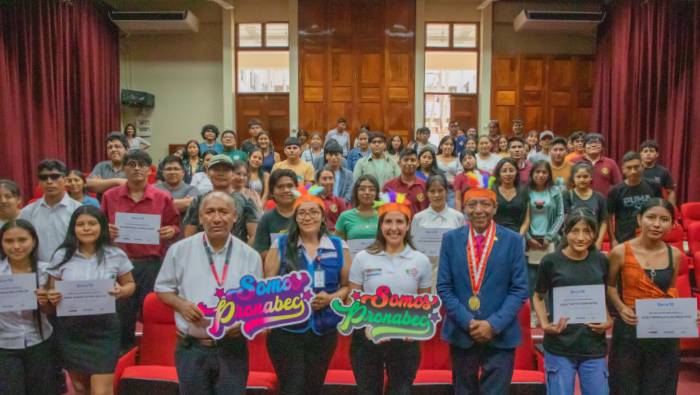 La directora ejecutiva del Pronabec, Alexandra Ames, dio el anuncio de los ganadores desde Madre de Dios