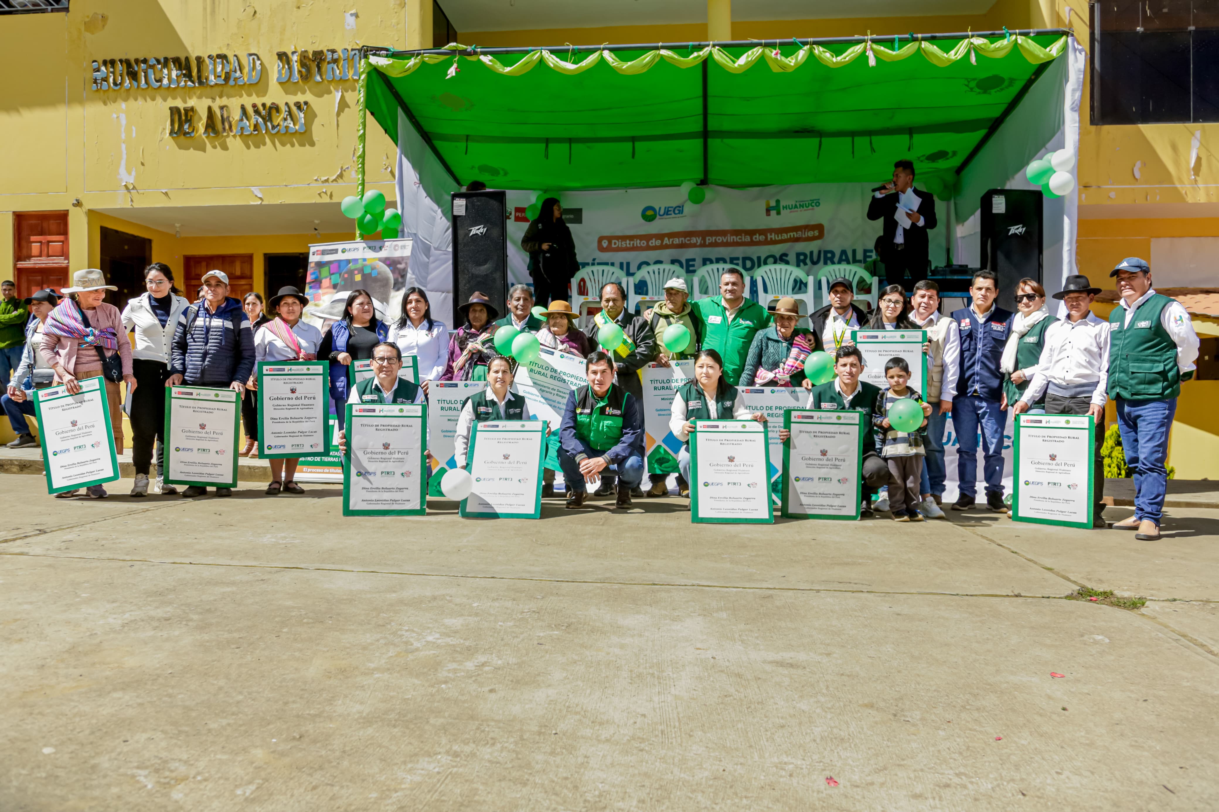 Fotografia de entrega de títulos de propiedad en Arancay