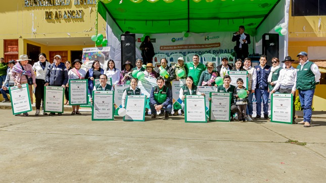 Fotografia de entrega de títulos de propiedad en Arancay
