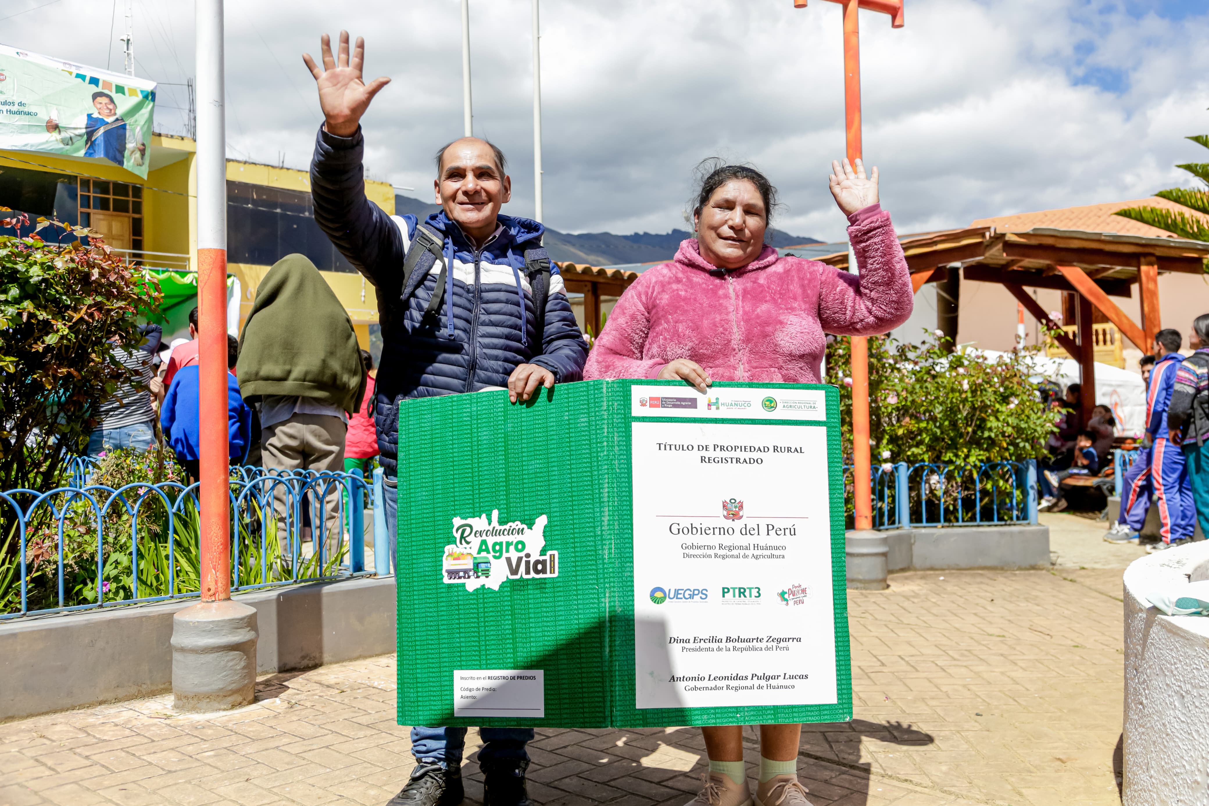 Fotografia de entrega de títulos de propiedad en Arancay