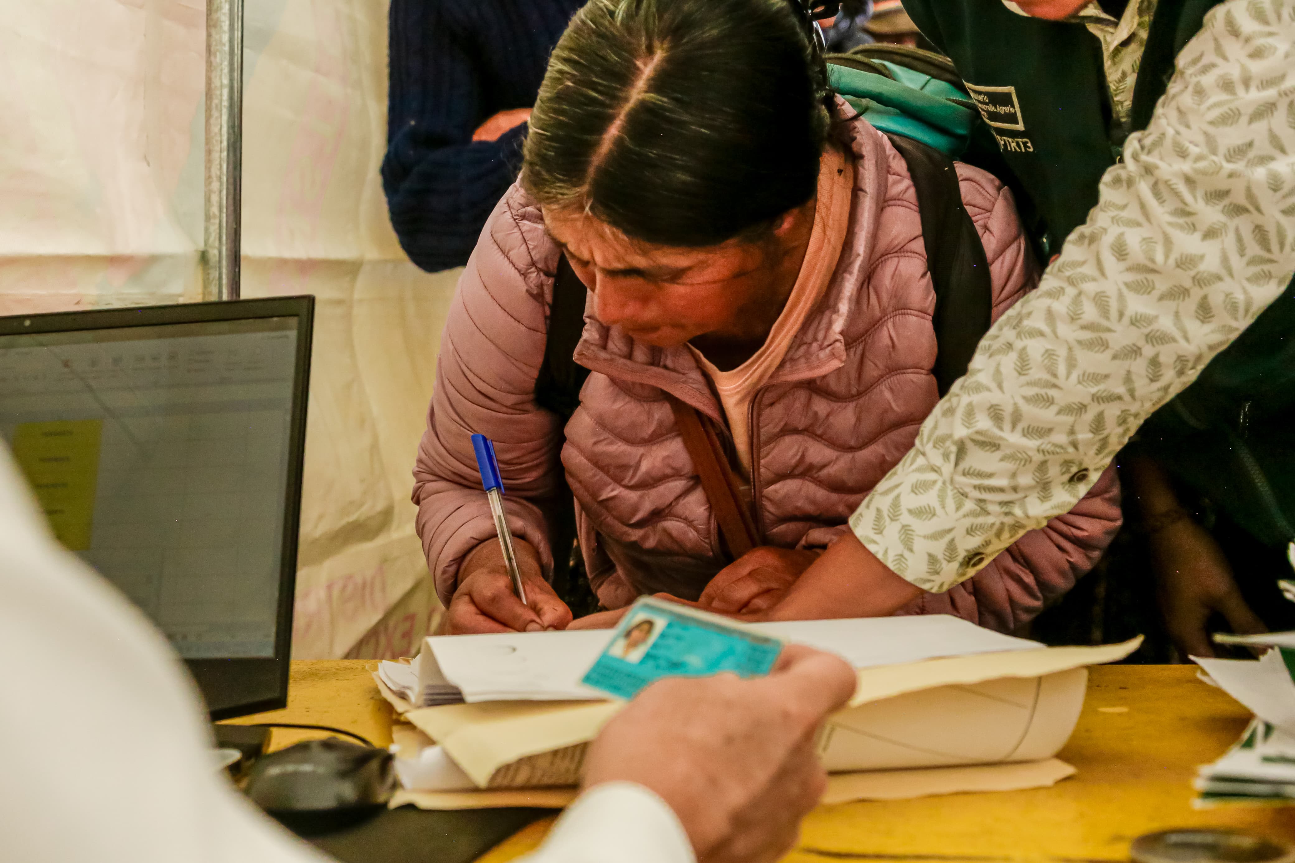Fotografia de entrega de títulos de propiedad en Arancay