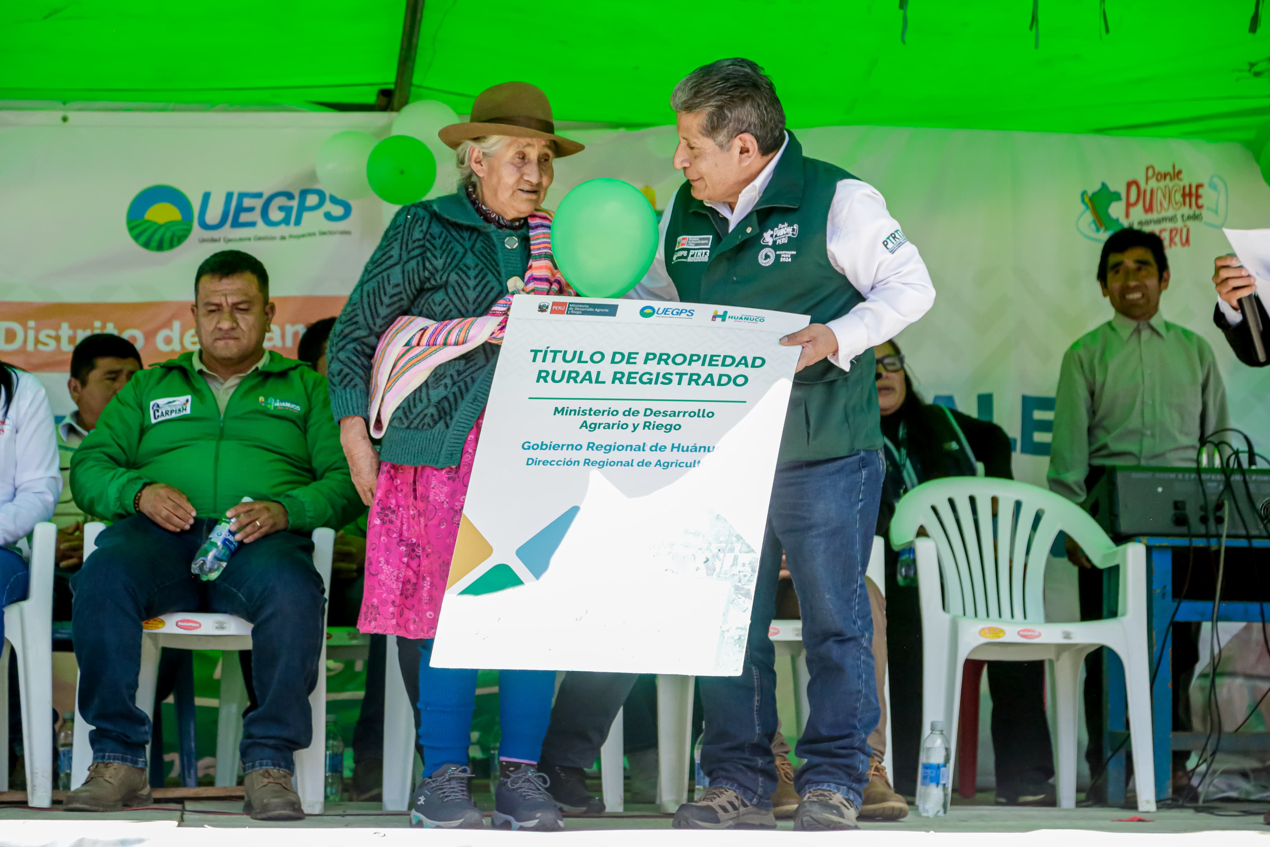 Fotografia de entrega de títulos de propiedad en Arancay