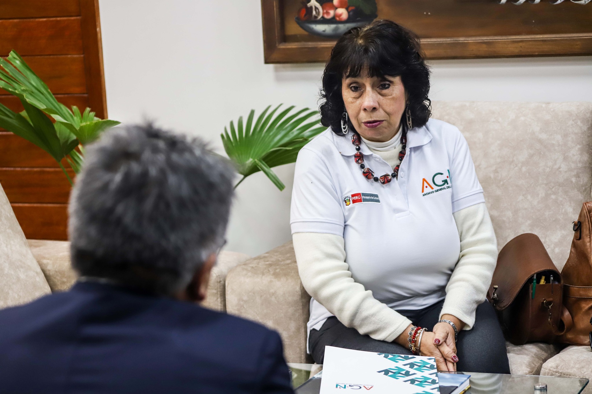 Imagen de la jefa del AGN en conversación con funcionario
