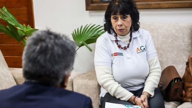 Imagen de la jefa del AGN en conversación con funcionario