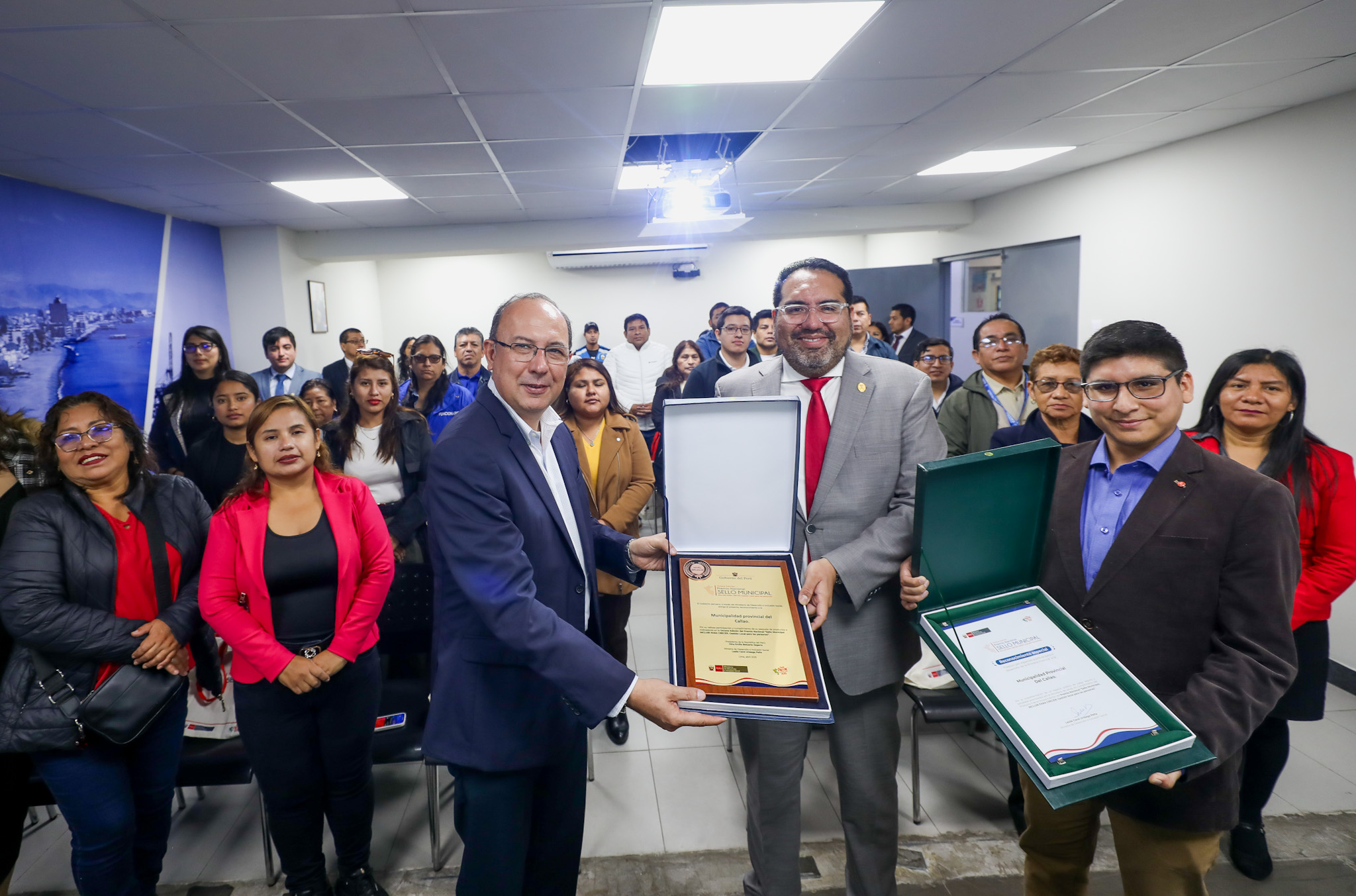 Entrega de reconocimiento a la Municipalidad del Callao