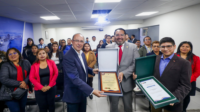 Entrega de reconocimiento a la Municipalidad del Callao
