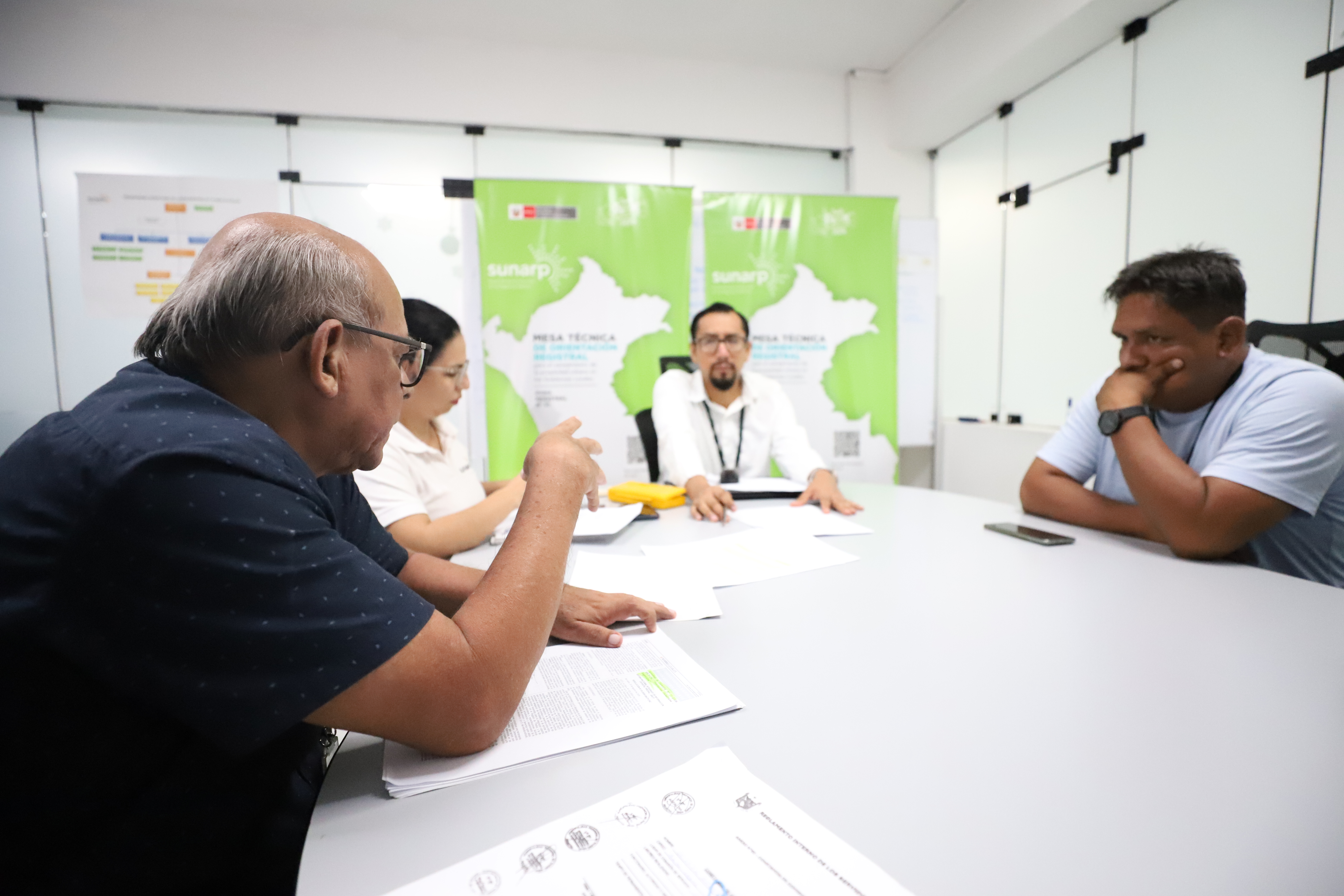 Foto de Reunión de mesa técnica entre servidores de Sunarp y autoridades educativas