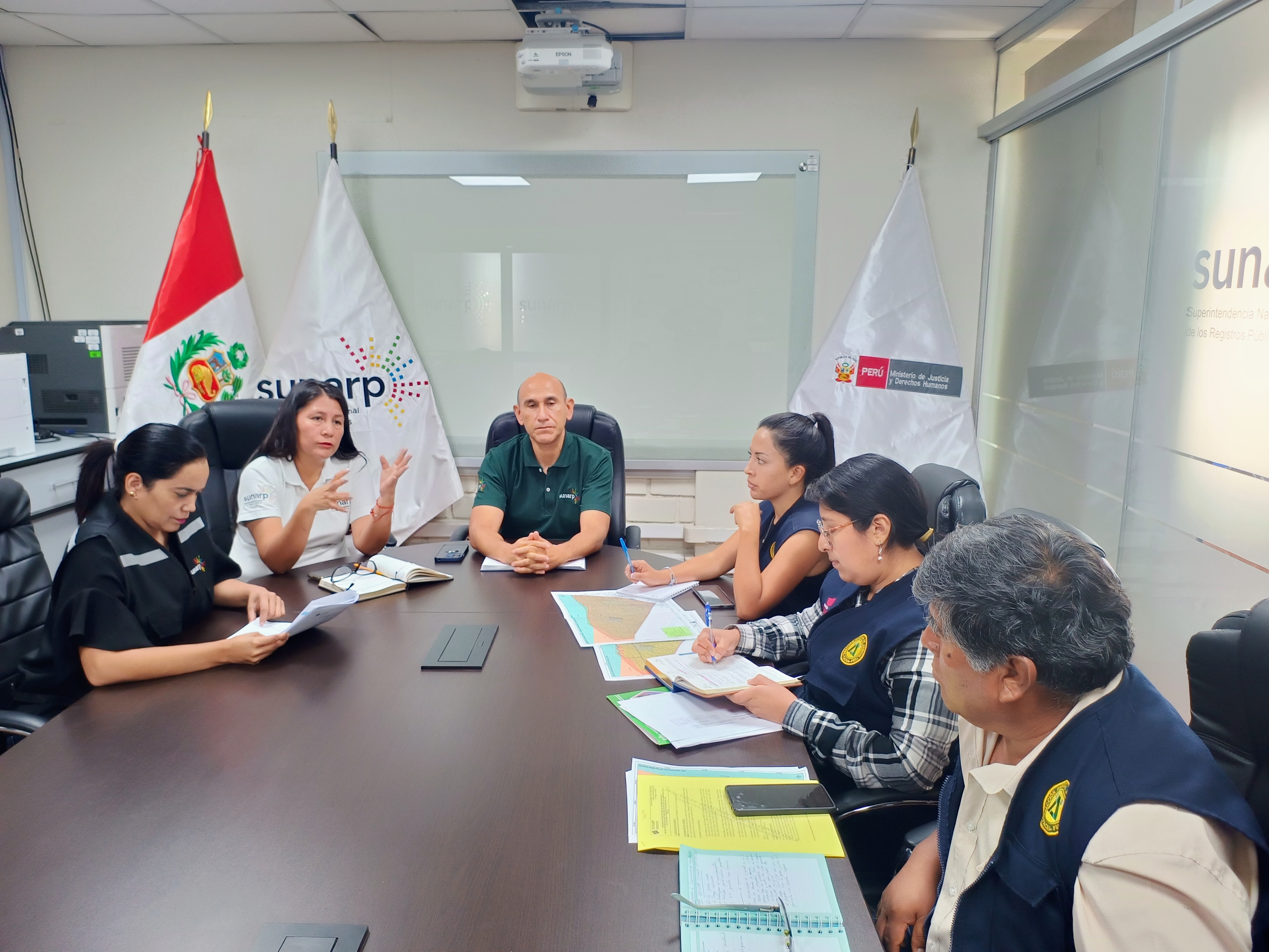 Foto de Reunión de mesa técnica entre servidores de Sunarp y autoridades educativas