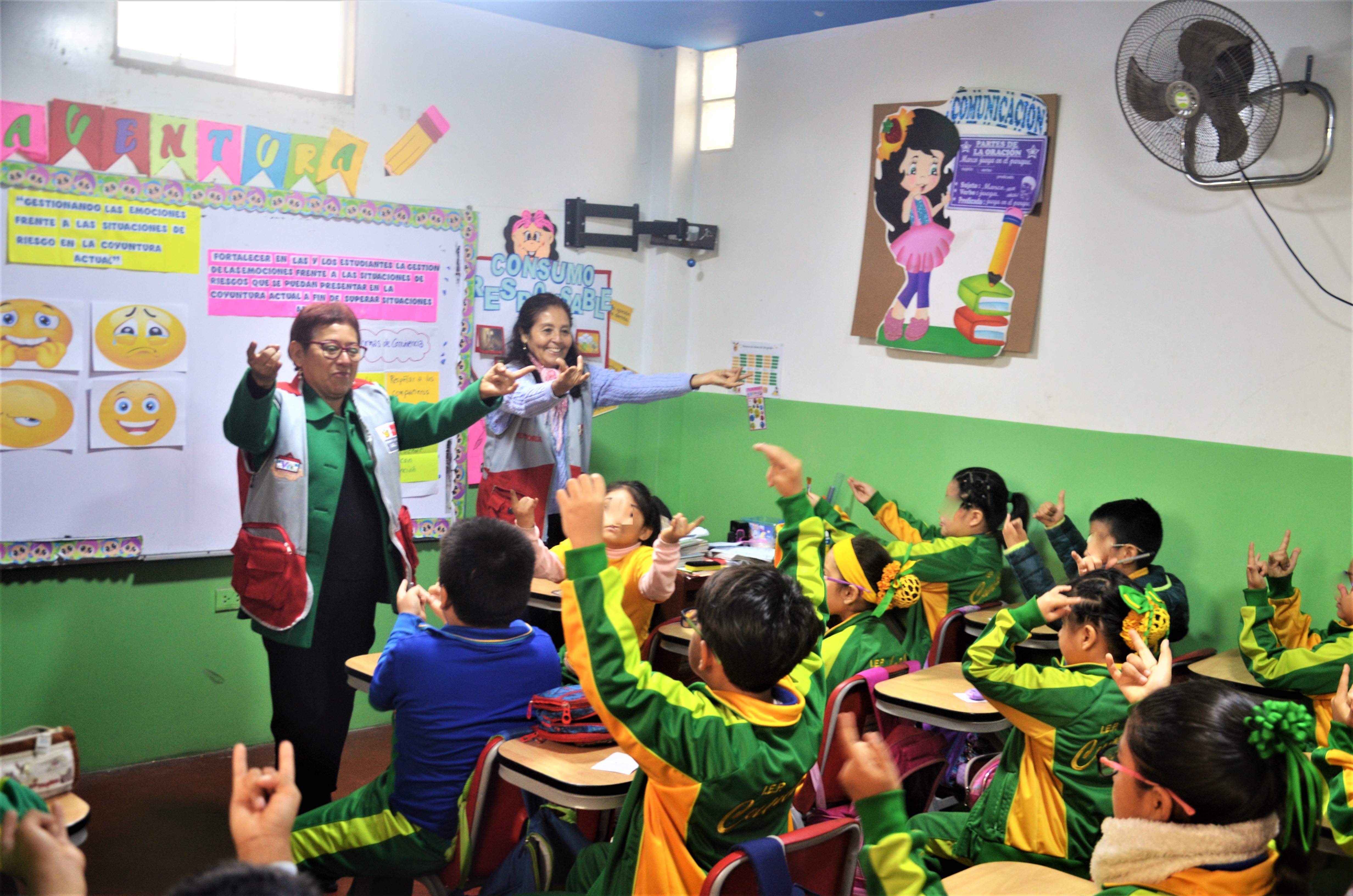 estudiantes recibiendo soporte socioemocional