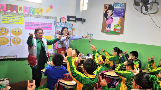 estudiantes recibiendo soporte socioemocional