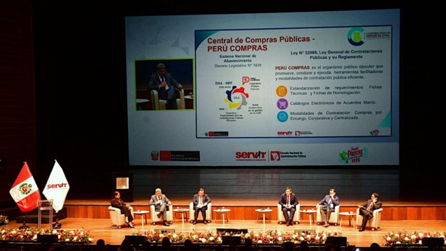 Foto del panel en el auditorio