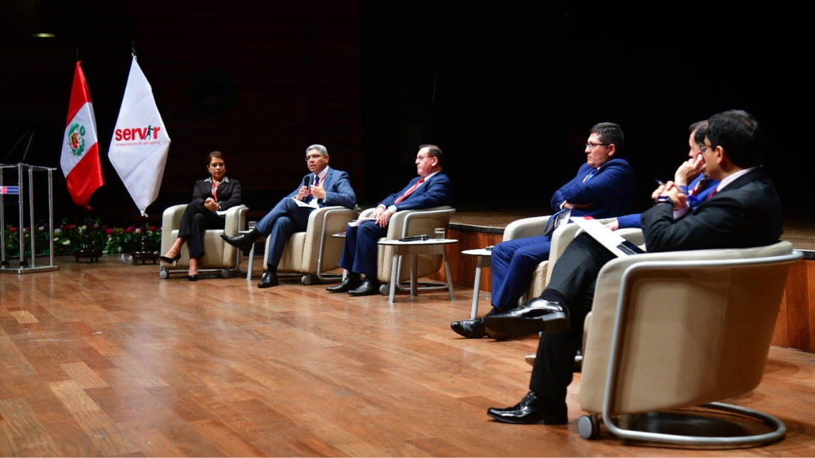Foto del panel en el auditorio