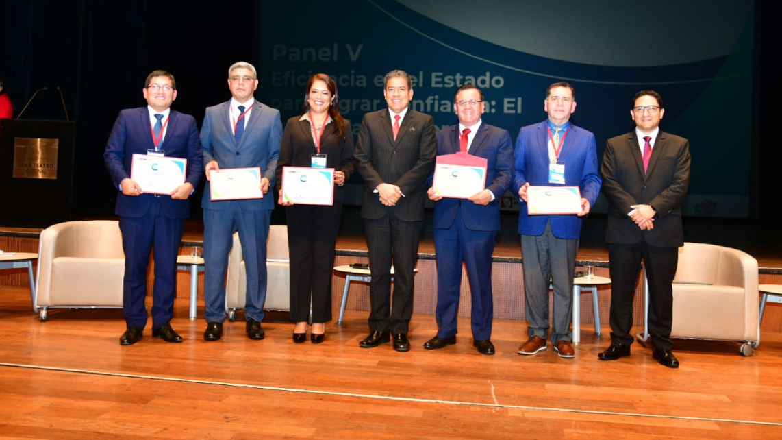 Foto del panel en el auditorio