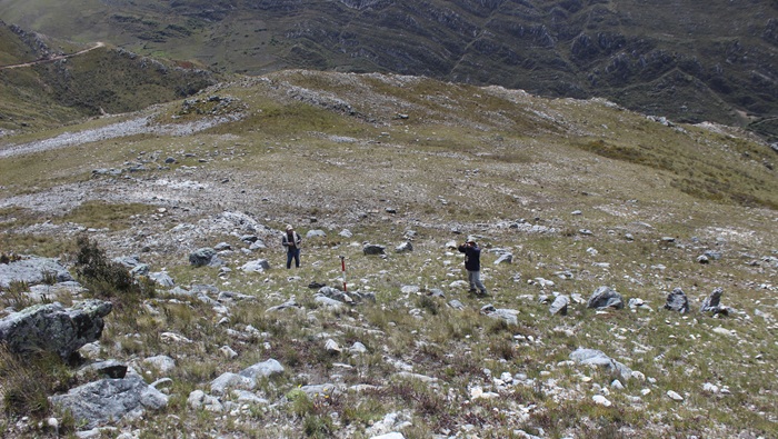 Servidores de la Unidad Ejecutora realizando labores de prospección arqueológica