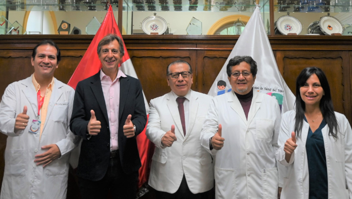 Cardiólogo argentino y equipo de médicos del INSN colocan implante de válvula pulmonar a pacientes