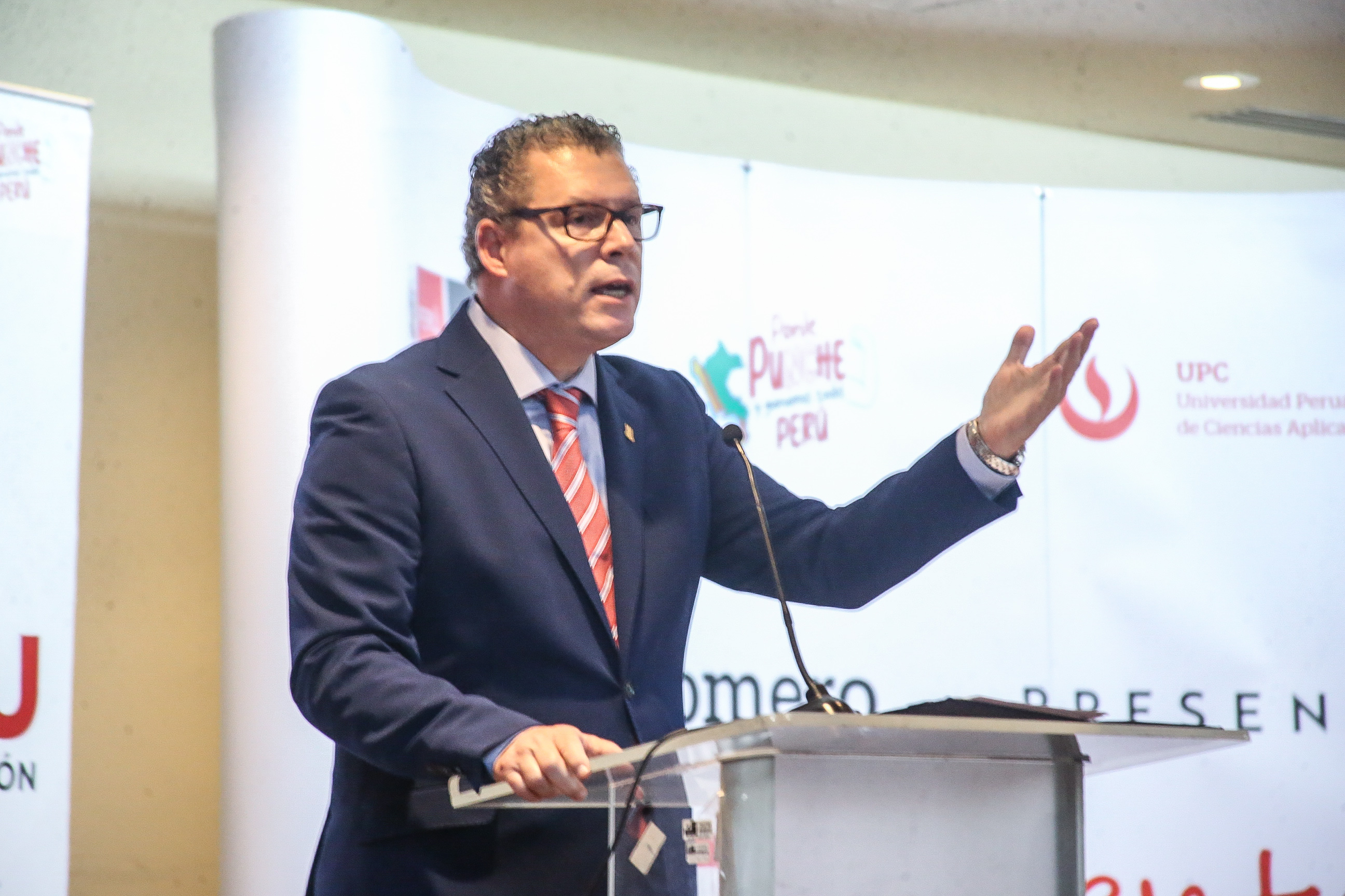 La iniciativa atiende necesidades de infraestructura y mobiliario en colegios públicos, fomentando la corresponsabilidad y colaboración entre el Estado y empresas