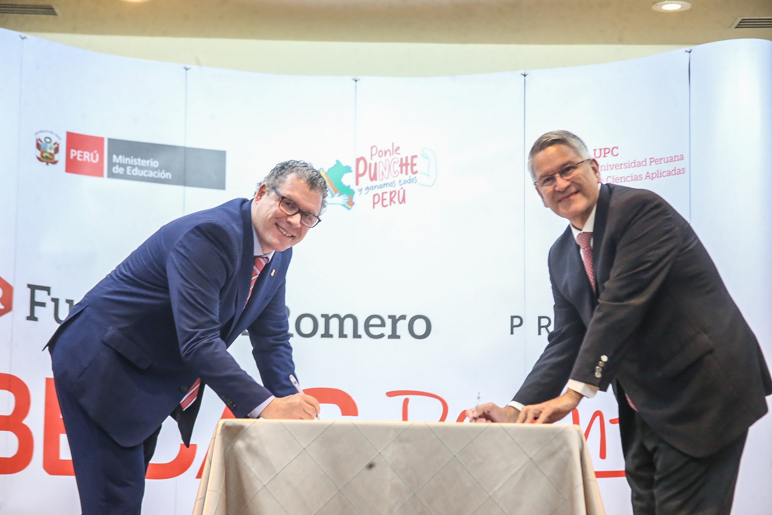 La iniciativa atiende necesidades de infraestructura y mobiliario en colegios públicos, fomentando la corresponsabilidad y colaboración entre el Estado y empresas